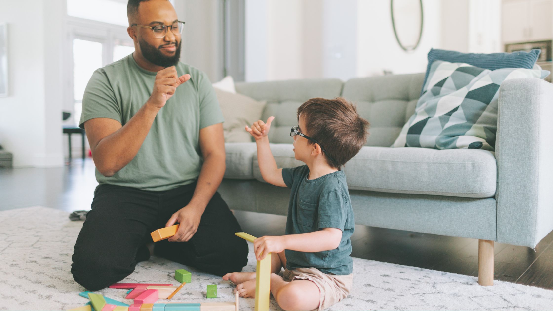 8 Cara Untuk Berkomunikasi dengan Tuna Rungu Secara Efektif