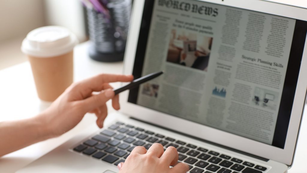 13 Manfaat Membaca Berita untuk Wawasan & Pengetahuan