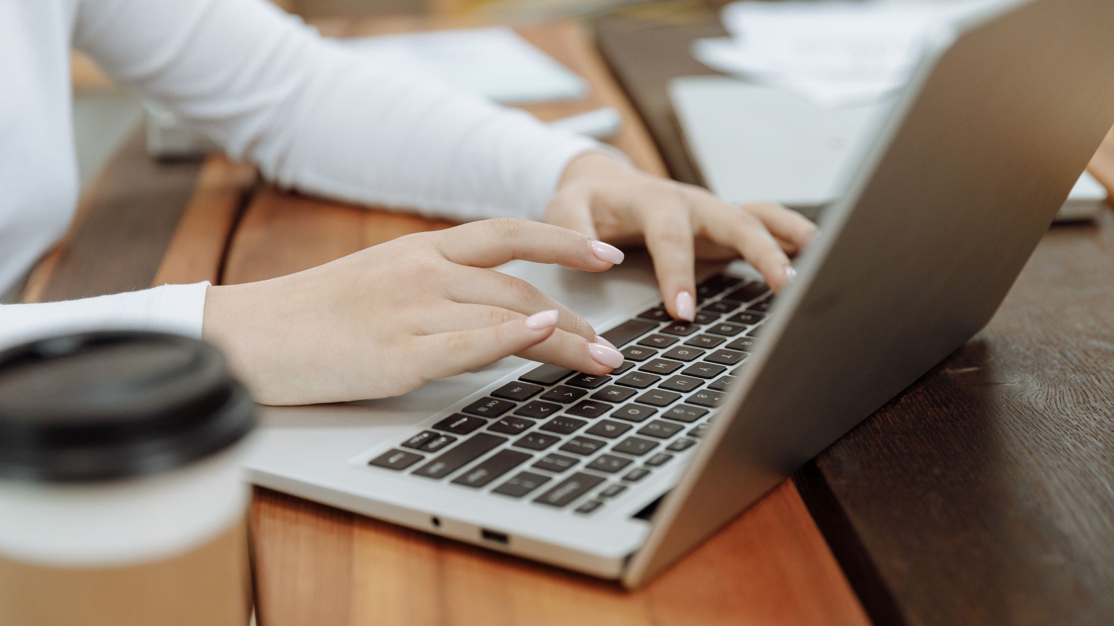 12 Tips Menjaga Kesehatan Mata Saat Lama di Depan Laptop