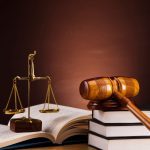 ciri-ciri orang yang cocok masuk jurusan hukum​