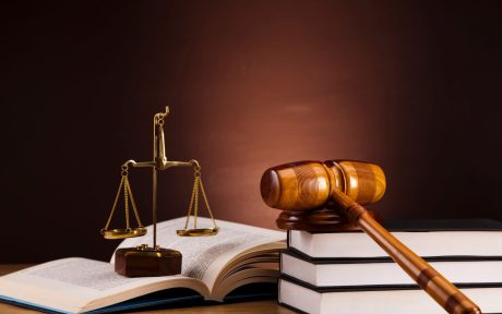 ciri-ciri orang yang cocok masuk jurusan hukum​